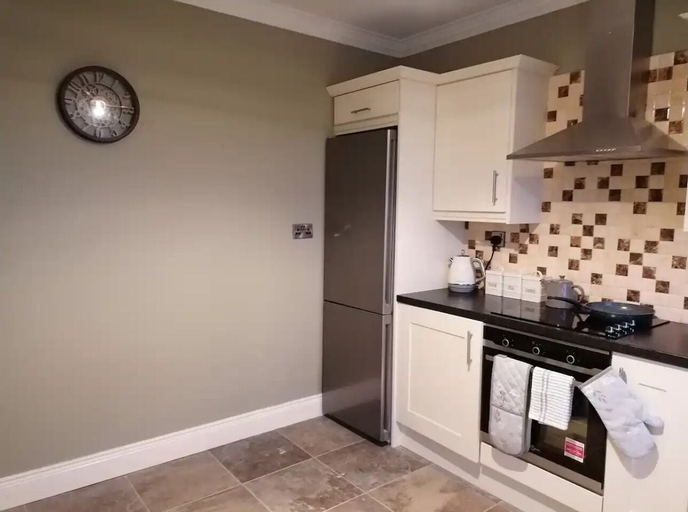 Private kitchen 4, 2 Bed Flat - Sleeps 4 - Garden - Parking - Wifi