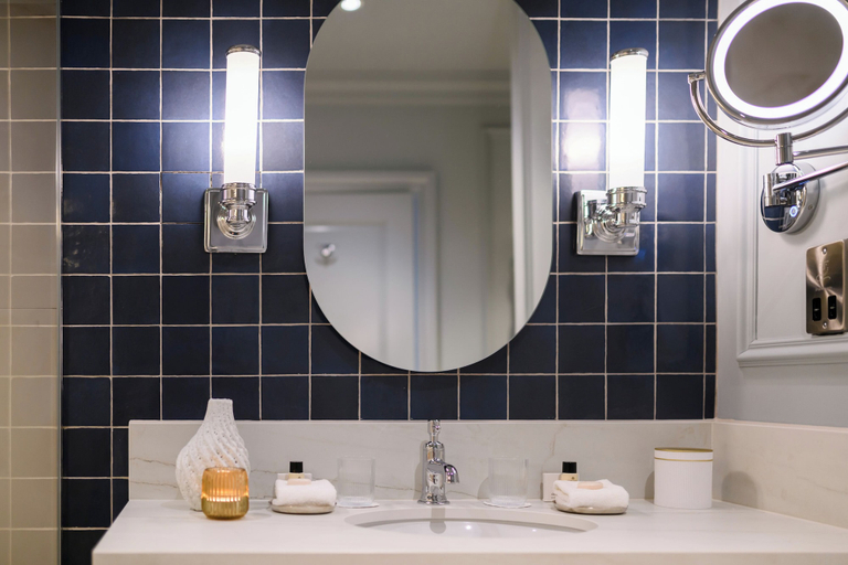 Bathroom 5, The Victoria