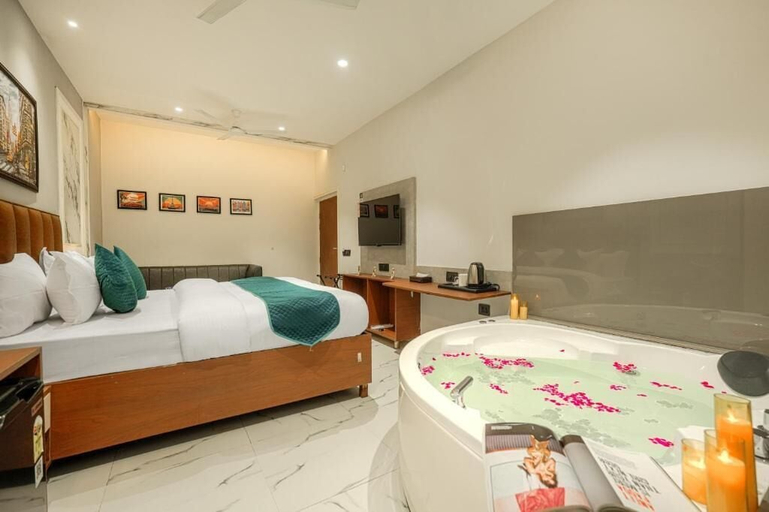 Room 5, THE LEAF HOTEL, Ludhiana