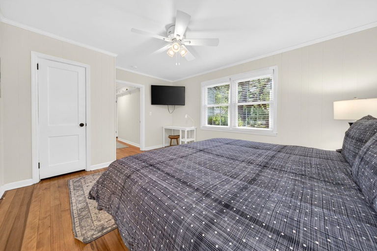 Room 5, Charming Coastal Retreat 3 Bedroom Home, Georgetown