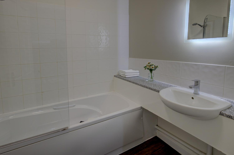 Bathroom 5, Forest Lodge Hotel, BW Signature Collection, Hampshire