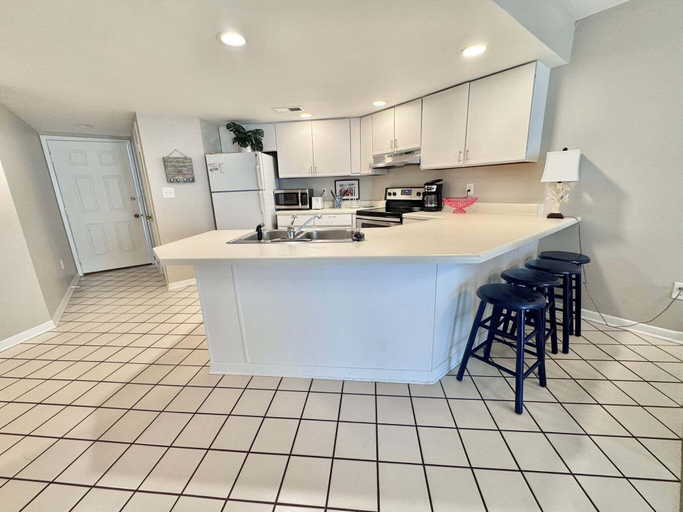 Private kitchen 5, Gulf Shores Getaway! 2BR Pool Walk to Beach Pet Friendly, Baldwin