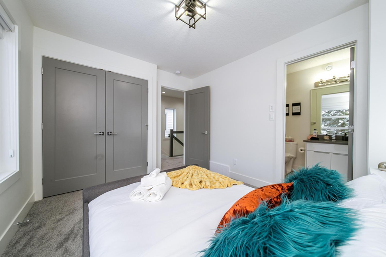 Bedroom 2, Modern Retreat - Hot Tub - KingBed - AC - Fireplace - Garage, Division No. 11