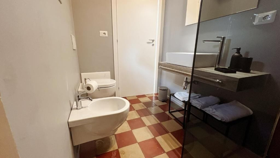 Bathroom 4, 169Home, Catania