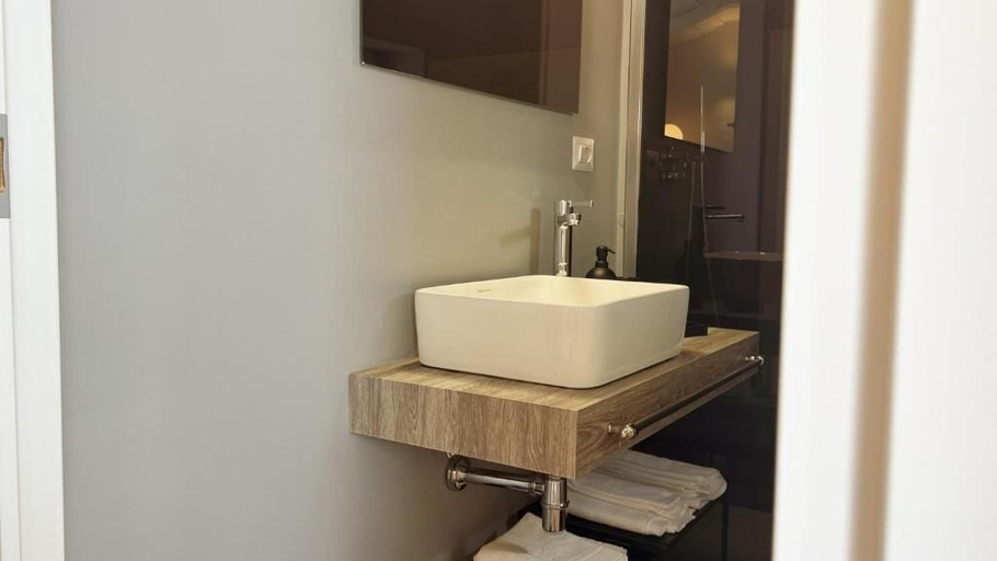 Bathroom 5, 169Home, Catania
