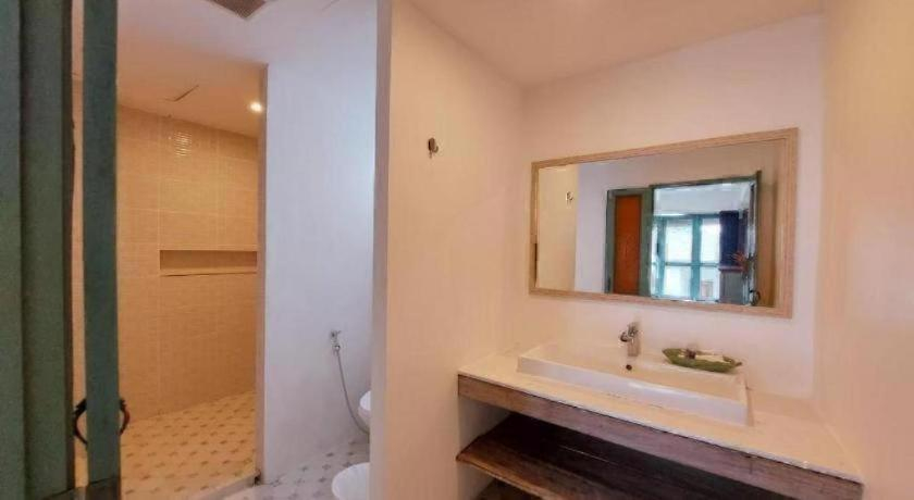 Bathroom 4, Warapura Resort, Koh Chang