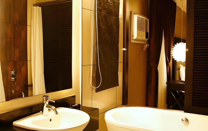 Bathroom 3, 8 Suites By Fat Jimmy's, Tagaytay City