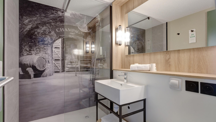 Bathroom 4, Campanile Epernay Dizy, Marne