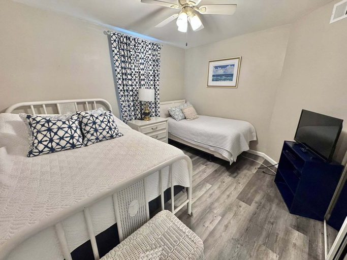 Room 2, Gulf Shores Getaway! 2BR Pool Walk to Beach Pet Friendly, Baldwin