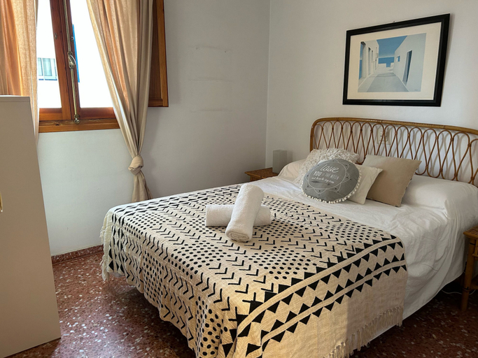Room 5, Ap602 in Oliva With 3 Bedrooms and 1 Bathrooms, Valencia