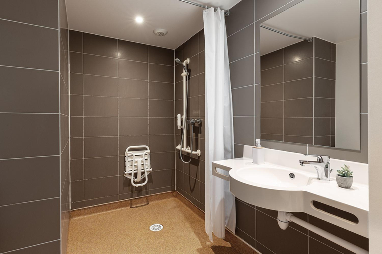 Bathroom 4, Montempo Apparthotel Paris-Velizy, Yvelines