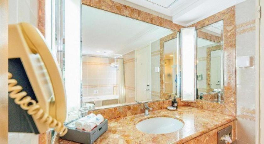 Bathroom 5, Grand Skylight Hotel Royal Beijing, Beijing