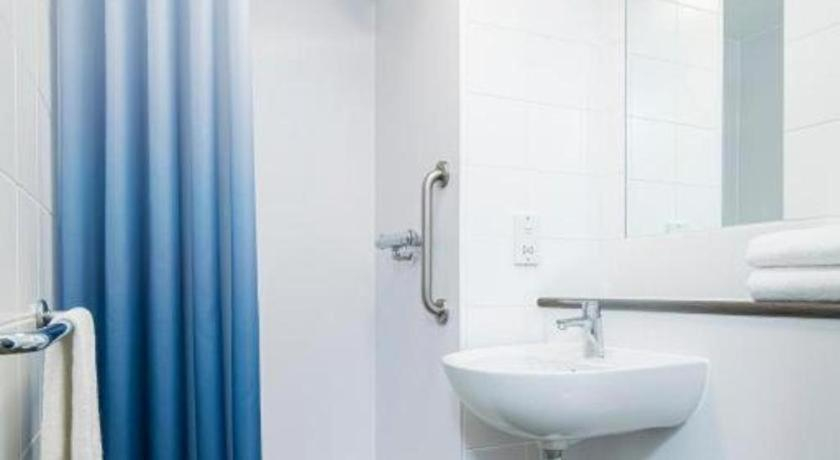 Bathroom 4, Travelodge Hartlebury, Worcestershire
