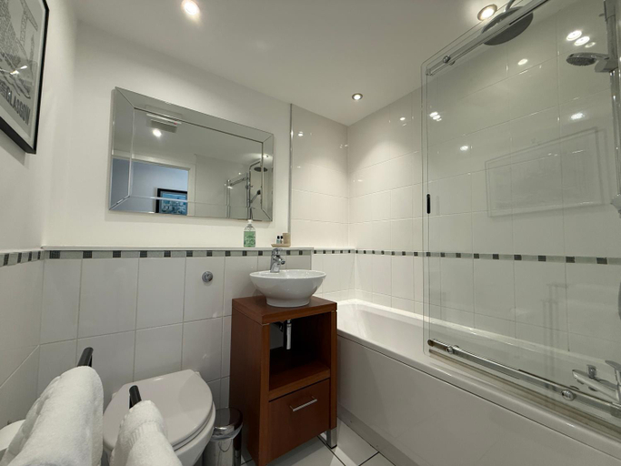 Bathroom 2, Principal Apartments - Clyde Waterfront Apartments, Glasgow