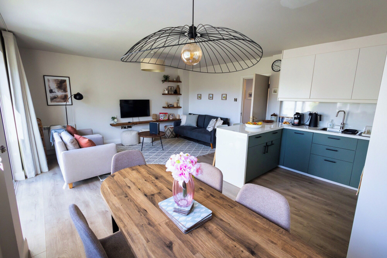 Living area 3, 3 Bed House Sleeps 8 -garden - Free Parking - Wifi