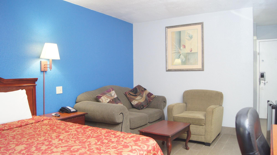 Room 4, Holiday Lodge Suites, Pittsburg