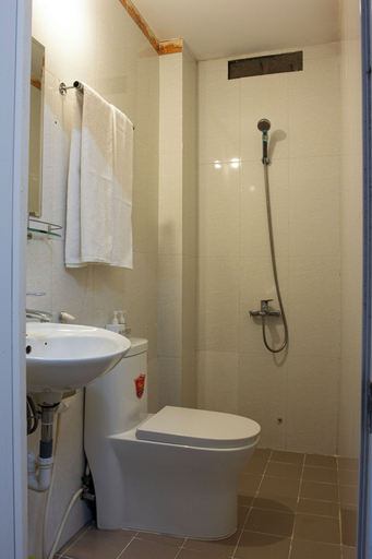Bathroom 5, Quang Saigon Hotel, Ho Chi Minh City