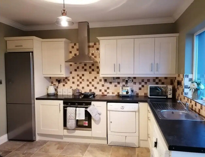 Private kitchen 3, 2 Bed Flat - Sleeps 4 - Garden - Parking - Wifi