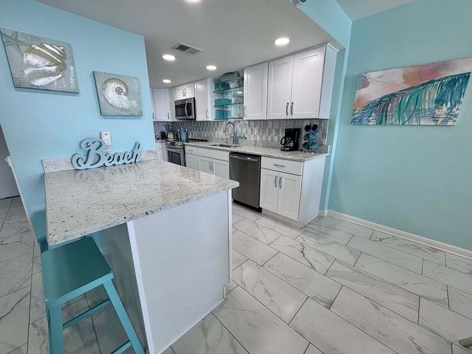Private kitchen 4, Welcome to a Beautifully Updated 2br/2ba Gulf-front Escape, Baldwin