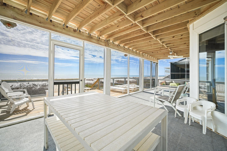 Outdoor dining 5, Pelican Way, Gulf