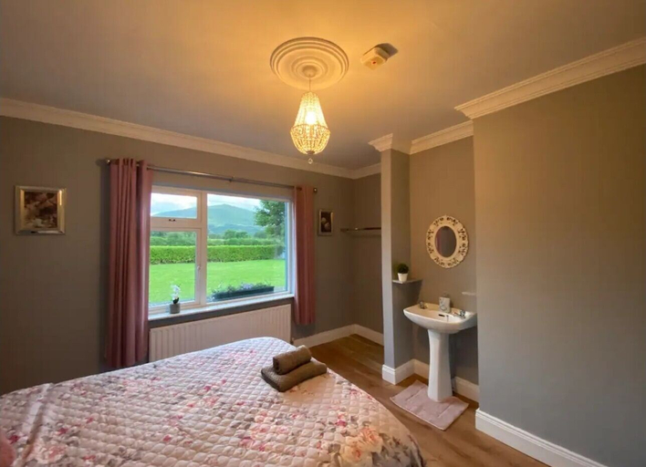 Room 2, 2 Bed Flat - Sleeps 4 - Garden - Parking - Wifi