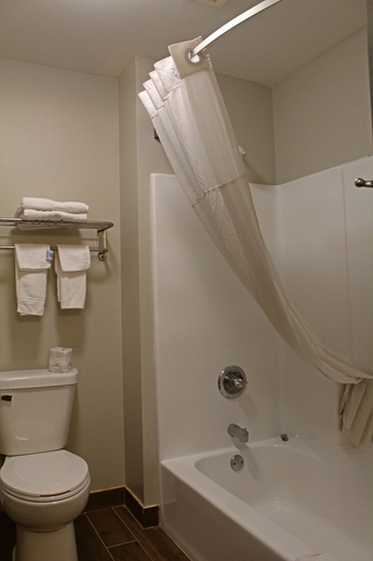 Bathroom 4, Days Inn by Wyndham West-Eau Claire, Eau Claire