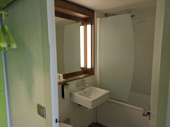 Bathroom 5, Campanile Orleans Saran, Loiret