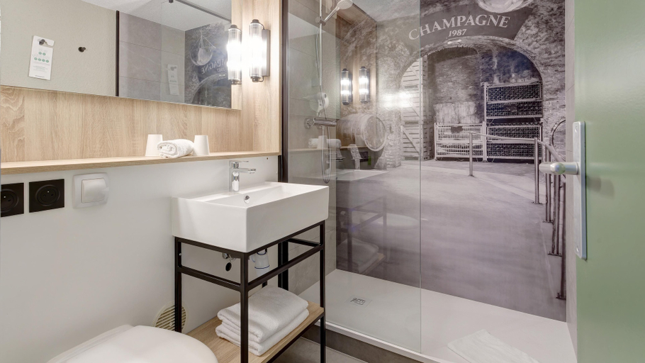 Bathroom 5, Campanile Epernay Dizy, Marne