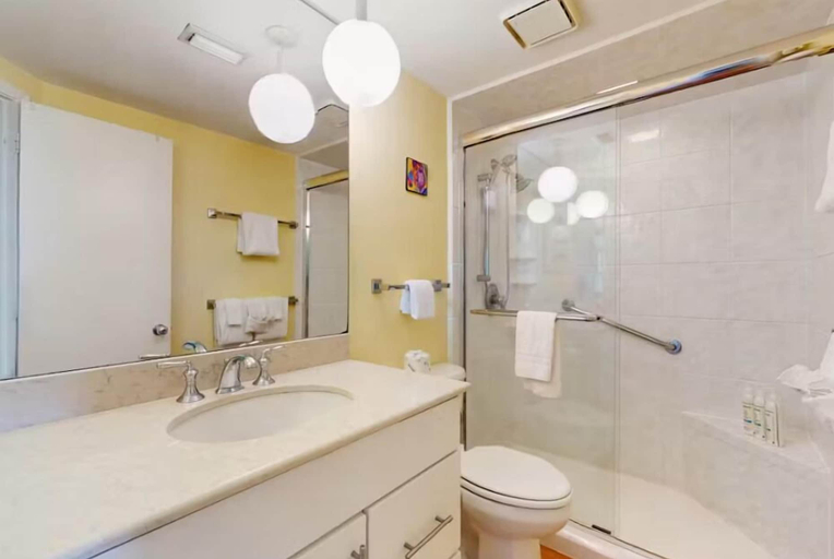 Bathroom 3, Summer House 1504a, Baldwin