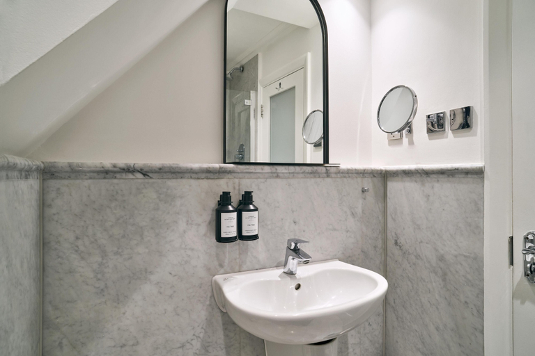 Bathroom 3, Radisson Blu Hotel, London Tottenham Court Road, London