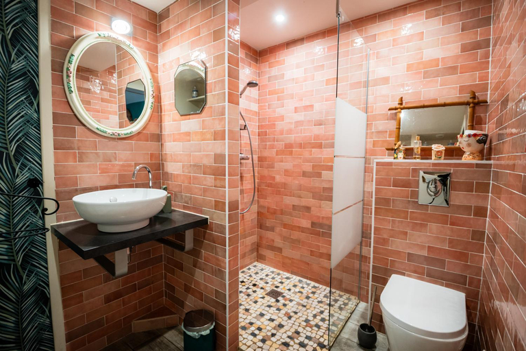 Bathroom 3, La petite pomme, Calvados