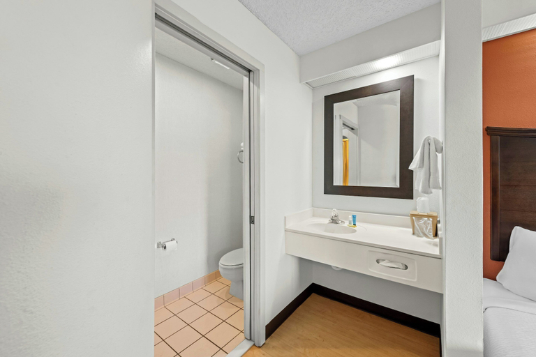 Bathroom 4, Red Roof Inn Branson, Taney