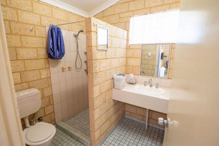 Bathroom 4, Belair Gardens Caravan Park, Geraldton