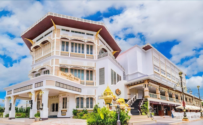 Exterior & Views