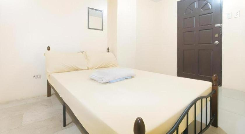 Bedroom 3, Mervin's Terraces by RedDoorz, Manila City