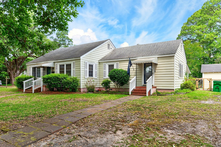 Exterior 2, Charming Coastal Retreat 3 Bedroom Home, Georgetown