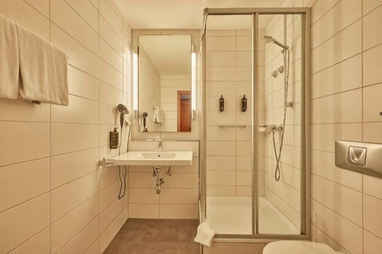 Bathroom 5, Mercure Hotel Bad Duerkheim An Den Salinen, Bad Dürkheim