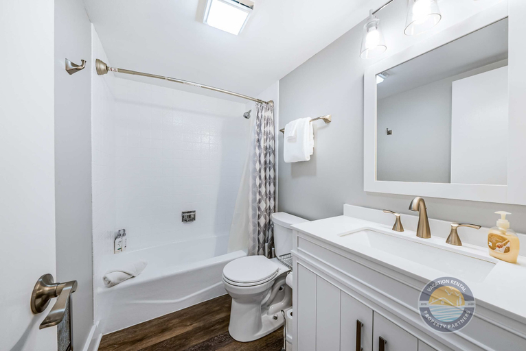 Interior 3, Modern Lake Geneva Condo With Pool and Patio, Walworth