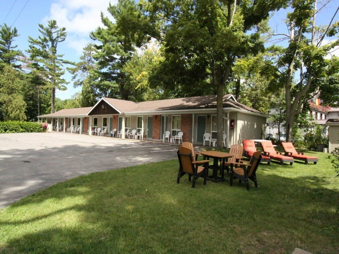 Outdoor dining 2, Grand Bend's Blue Water Motel, Lambton
