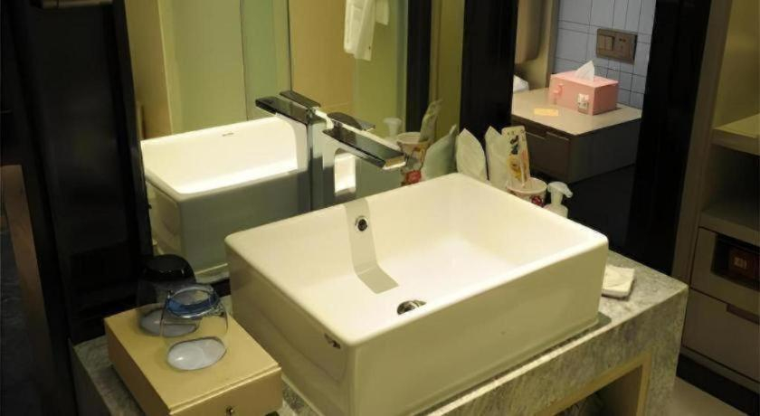 Bathroom, Echarm Hotel Nanning Chaoyang Square River View, Nanning