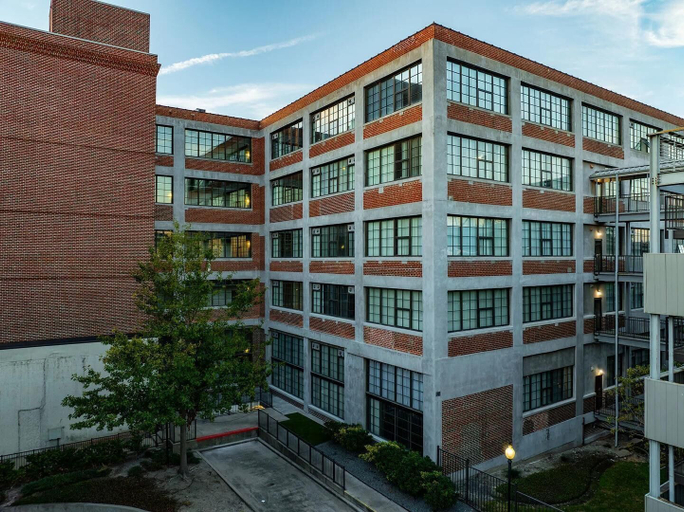 Exterior, Landing Beautiful 1bd, Courtyard, Gym, Houston