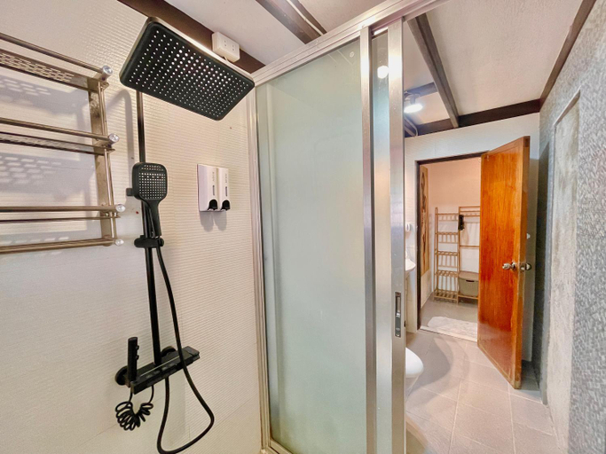 Bathroom 5, Galera Lodge & Cafe, Puerto Galera