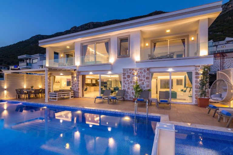 Exterior & Views