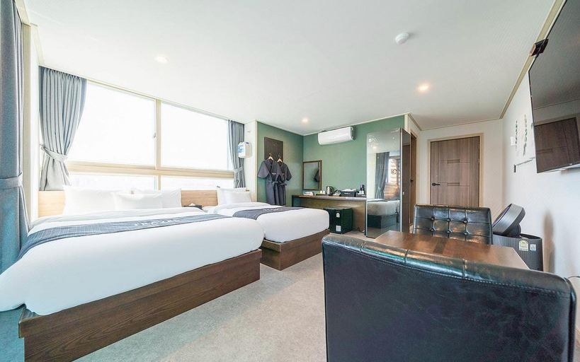Bedroom 2, Sokcho Travel Hotel, Goseong