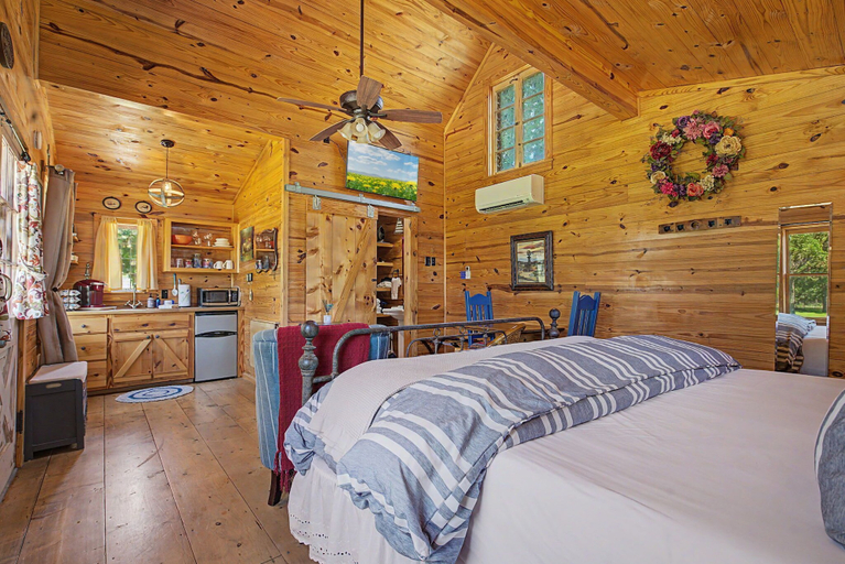 Room 5, Cabins Out Back-nest, Gillespie
