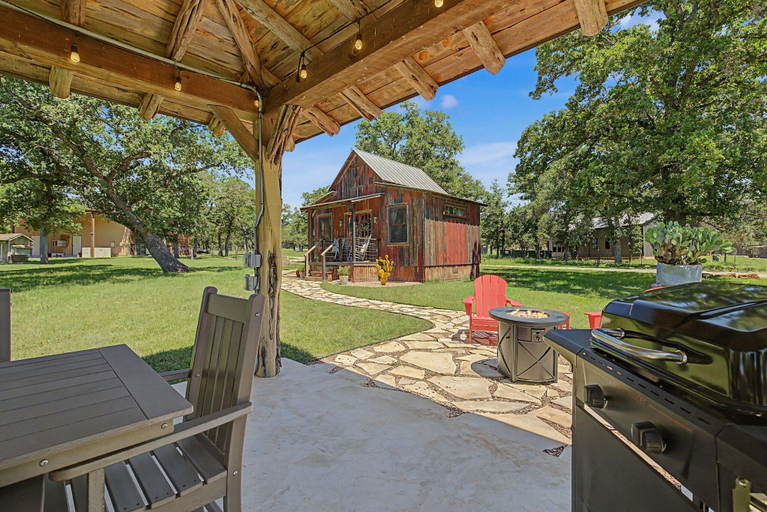 Outdoor dining 3, Cabins Out Back-nest, Gillespie