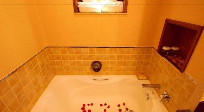 Bathroom 4, Lijiang Golden Path Hospitality Hotel, Lijiang
