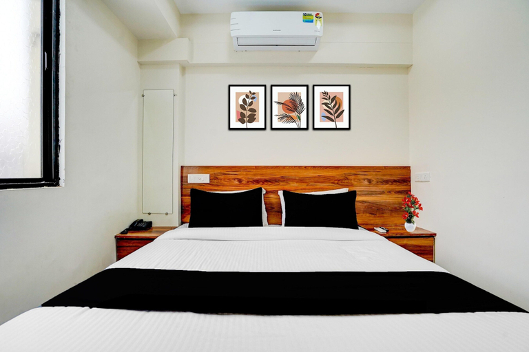 Room 4, Deluxe Aura Inn, Ahmadabad