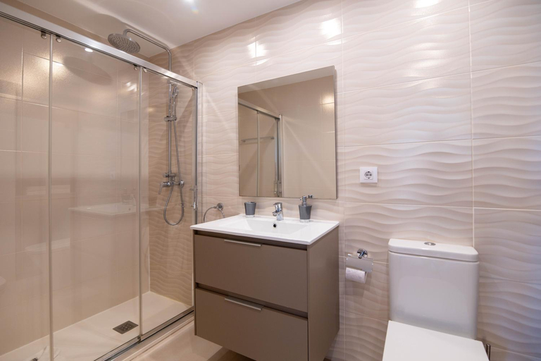 Bathroom 4, AG Presidente Apartments, Valencia