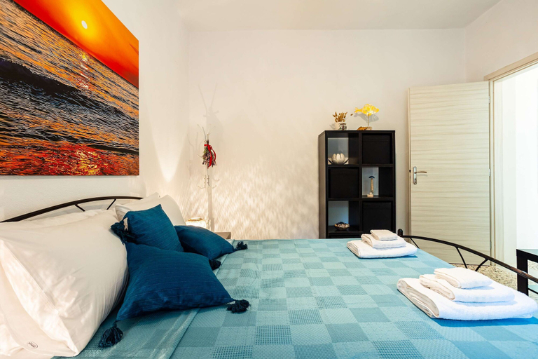 Room 5, Charming Beachfront Haven Steps From the Beach, Peloponnese